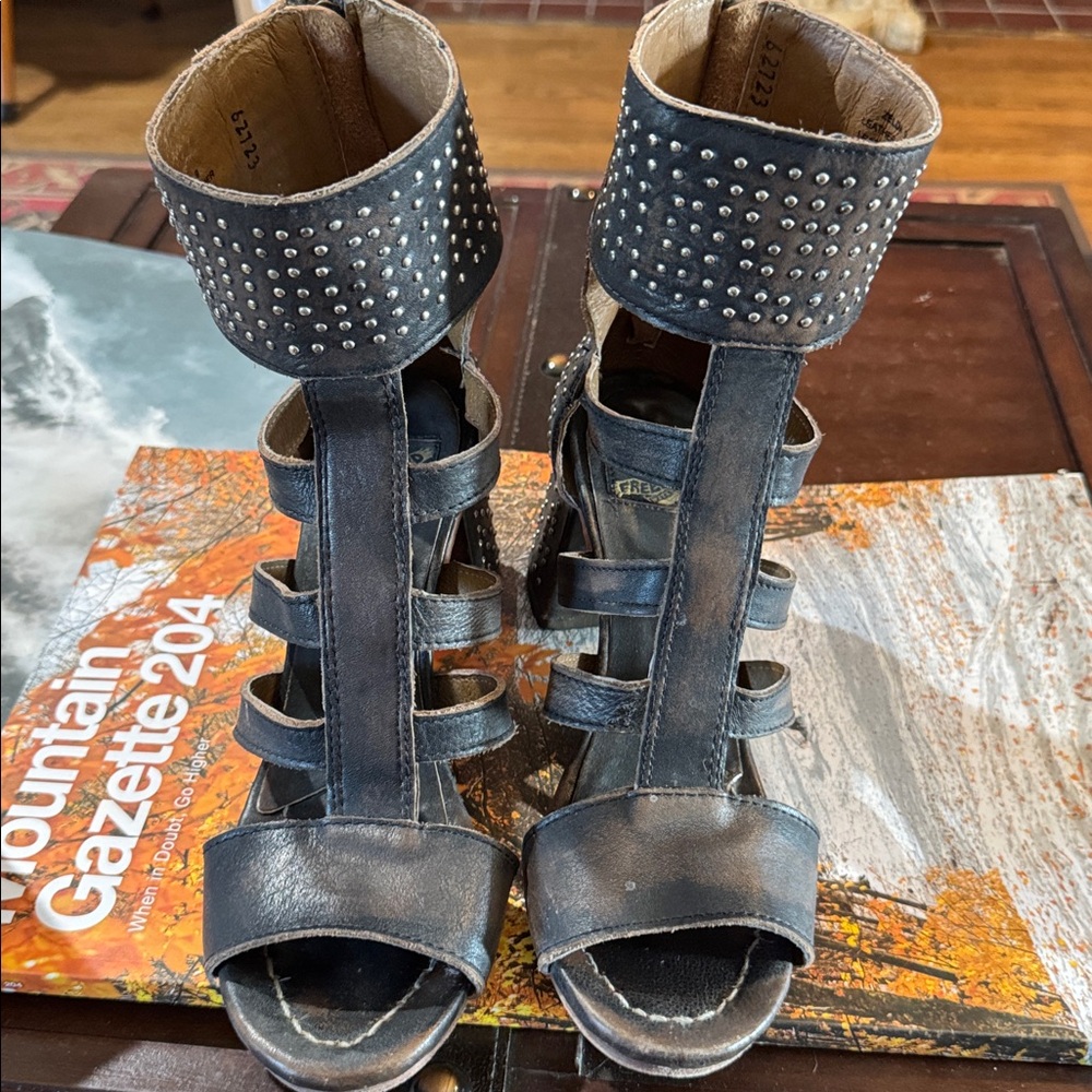 FREEBIRD BY STEVEN Zelda Studded Leather Sandals 9